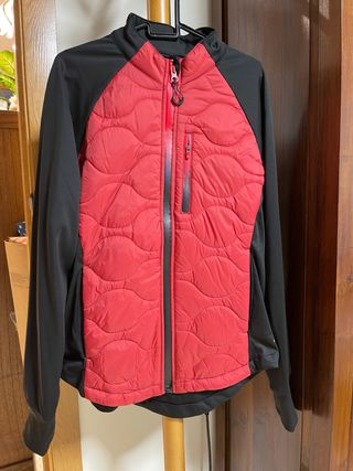 Chaqueta técnica roja y negra
