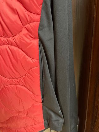 Chaqueta técnica roja y negra