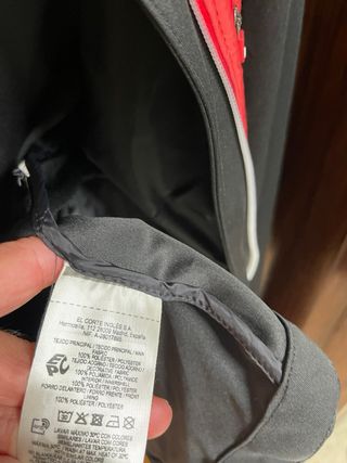 Chaqueta técnica roja y negra
