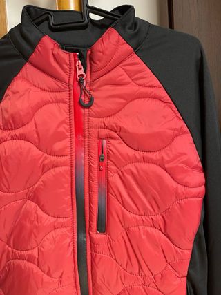 Chaqueta técnica roja y negra