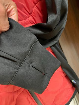 Chaqueta técnica roja y negra