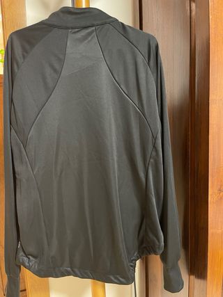 Chaqueta técnica roja y negra