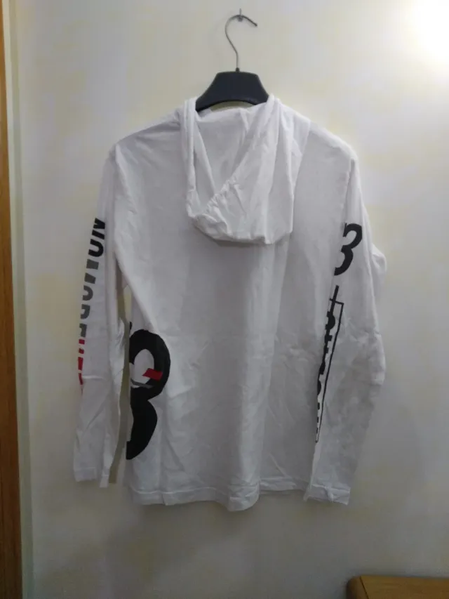 Sudadera con capucha y manga larga