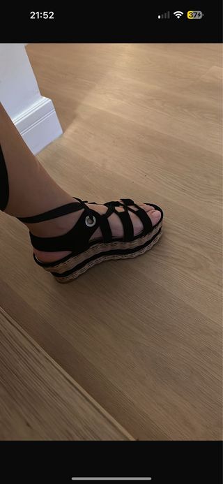 Sandalias de cuña negras y beige