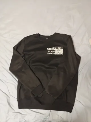Sudadera negra con estampado