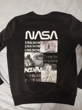 Sudadera negra con estampado