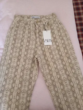 Pantalón Zara estampado serpiente