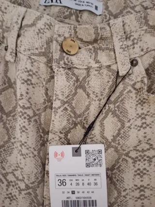 Pantalón Zara estampado serpiente