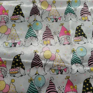 Tela de raso con duendes de cumpleaños
