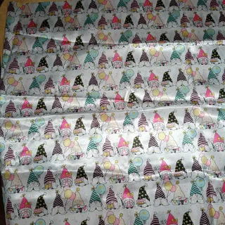 Tela de raso con duendes de cumpleaños