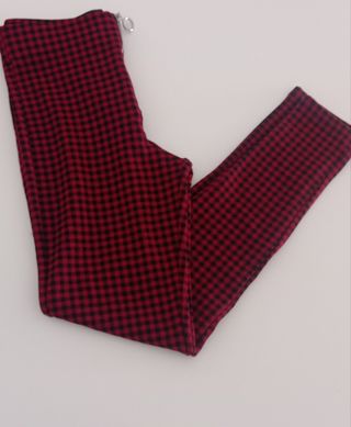 Pantalones stretch cuadros rojos y negros zara
