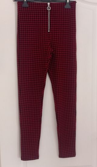 Pantalones stretch cuadros rojos y negros zara