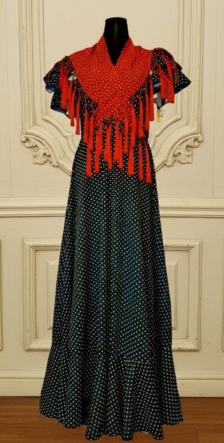 Traje de flamenca negro lunar blanco