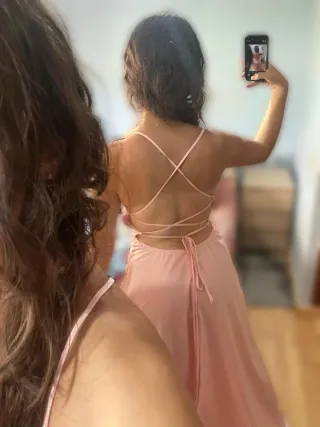 Vestido de fiesta rosa con tiras