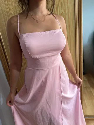 Vestido de fiesta rosa con tiras