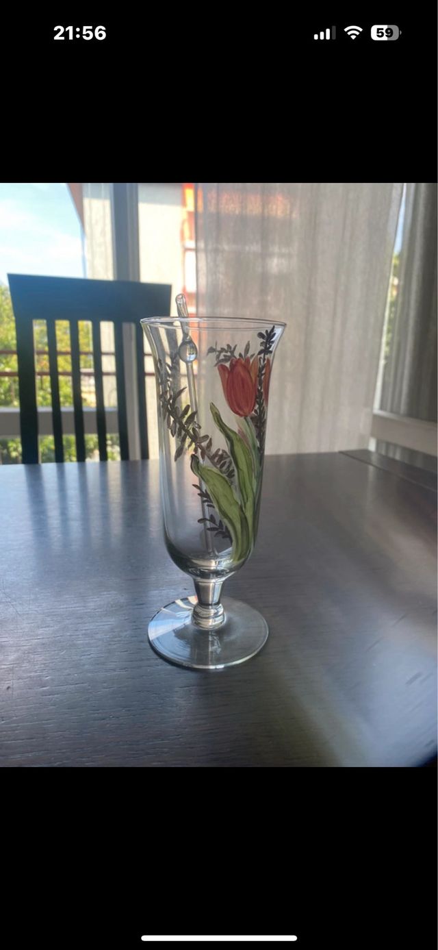 Vaso in vetro decorato con tulipano