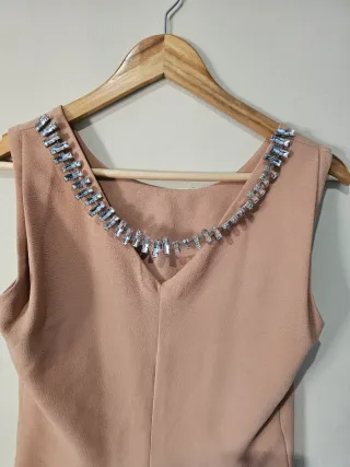 Vestido beige con collar