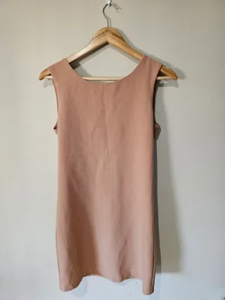 Vestido beige con collar