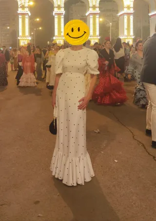 Traje de flamenca blanco con lunares negros