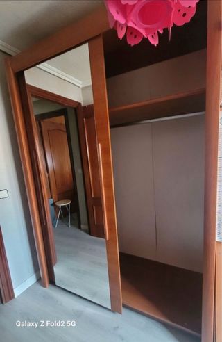 Armario puertas correderas madera y cristal