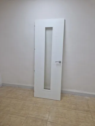 Puerta blanca con cristal