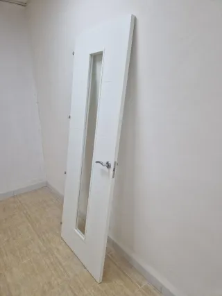 Puerta blanca con cristal
