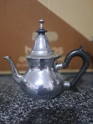 Tetera antigua de metal