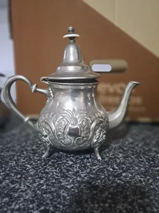 Tetera antigua de metal