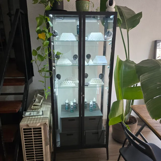 Vitrina de cristal y metal negra con Luces