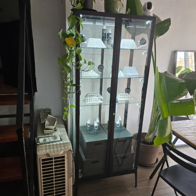 Vitrina de cristal y metal negra con Luces