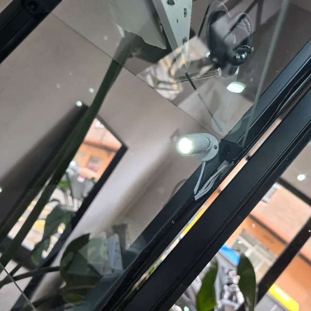 Vitrina de cristal y metal negra con Luces