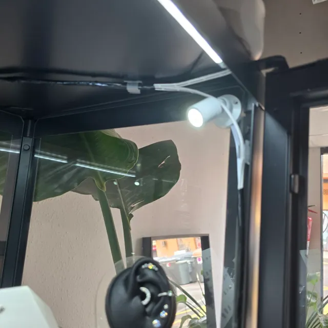 Vitrina de cristal y metal negra con Luces