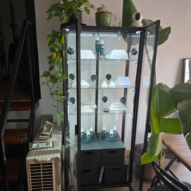 Vitrina de cristal y metal negra con Luces