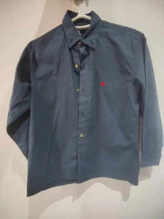 Camisa azul con logo rojo