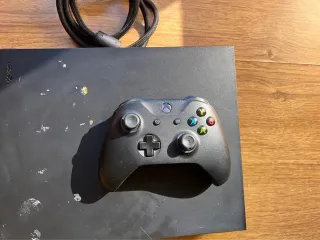 Xbox One X Negra + Mando y Juegos