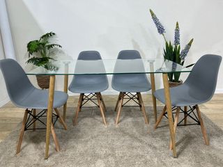 Mesa de cristal con 4 sillas