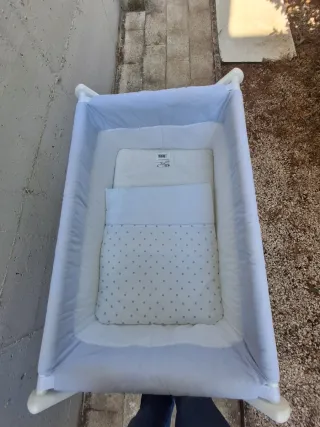 Minicuna con sábanas