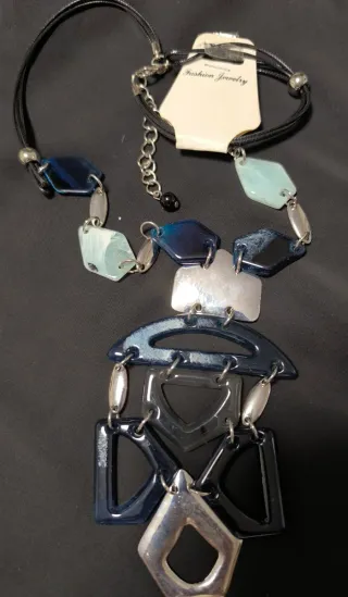 Collar azul y plateado con colgante