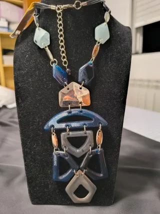 Collar azul y plateado con colgante