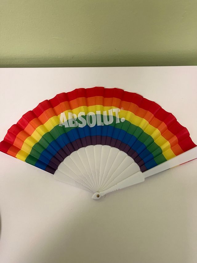Abanico Absolut Orgullo  + regalo Absolut Rumanía