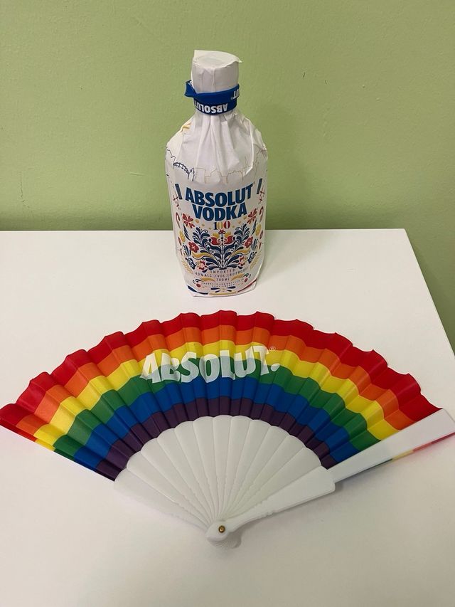 Abanico Absolut Orgullo  + regalo Absolut Rumanía