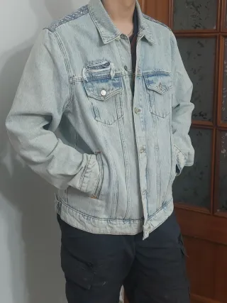 Cazadora vaquera desgastada