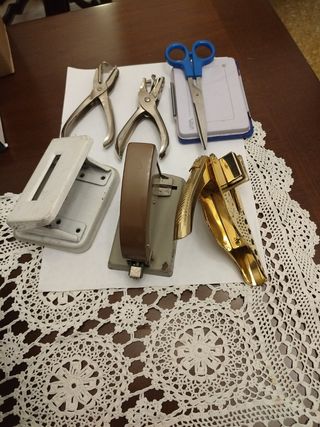 Set cancelleria vintage: forbici, pinze, bucatore