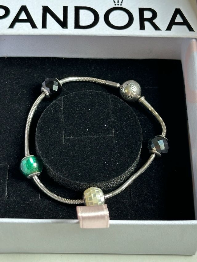 Pulsera Pandora Essence con Charms