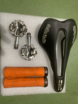 Lote:Sillín Selle Italia, Puños Ergon y Pedales