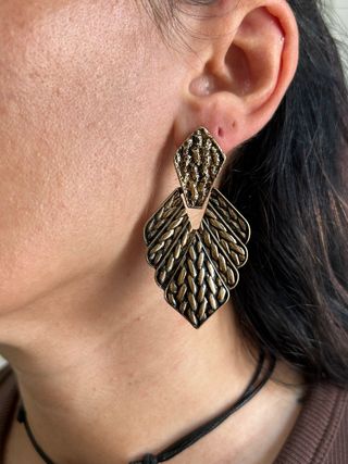 Orecchini vintage ottone goffrati pendenti