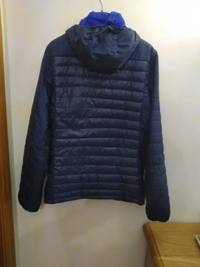 Chaqueta acolchada azul con capucha