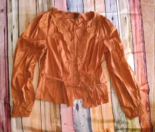 Blusa teja con encaje y cinturón