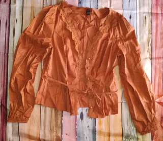 Blusa teja con encaje y cinturón
