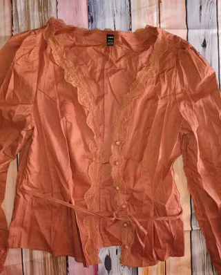 Blusa teja con encaje y cinturón